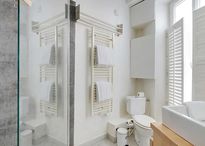 Spacious 2br 4p - Republique